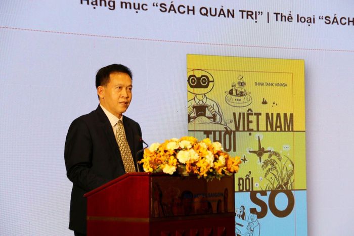 Tiến sỹ Nguyễn Chí Vinh công bố giải sách hay ở hạng mục sách quản trị. Ảnh: Thanh Vũ – TTXVN