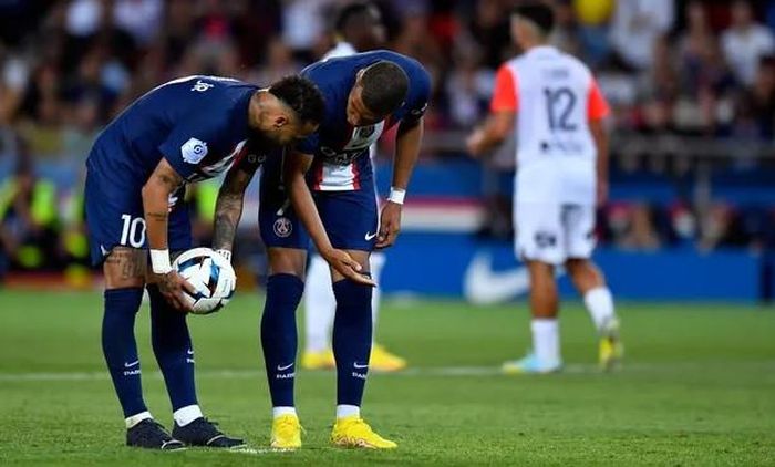 Mbappe và Neymar gần đây suýt choảng nhau (trong phòng thay đồ) vì tranh nhau đá phạt đền