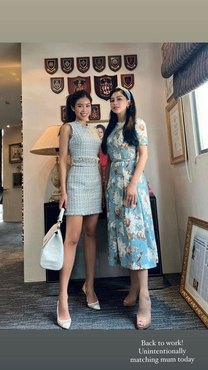 Nói mẹ chồng Hà Tăng là tín đồ của váy hoa và giày cao gót là chẳng sai. Bởi cứ mỗi khi xuất hiện, bà luôn gắn liền với combo thời trang vừa dịu dàng vừa kiêu sa này. Nhờ đó mà dù đứng cạnh con gái đôi mươi, bà lúc nào cũng trẻ trung như chị.