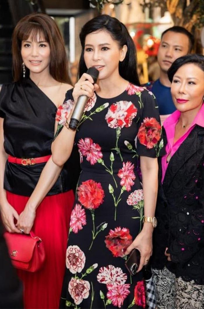 Trong những hình ảnh bị chụp lén, không riêng gì nhan sắc mỹ miều và thần thái quyền lực, bộ cánh tuy không cắt xẻ hở hang nhưng vẫn giúp bà tôn dáng thanh mảnh.
