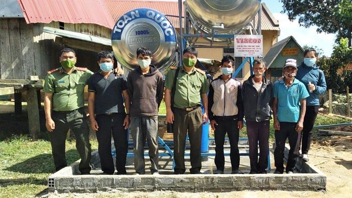 Bàn giao công trình giếng nước sạch cho người dân làng Kret Krot. Ảnh: A Ma Vân