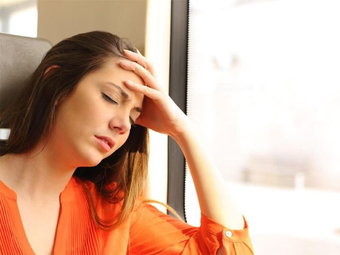 Nên tựa đầu đúng cách vào ghế xe để giữ cho đầu và tầm nhìn phía trước ổn định