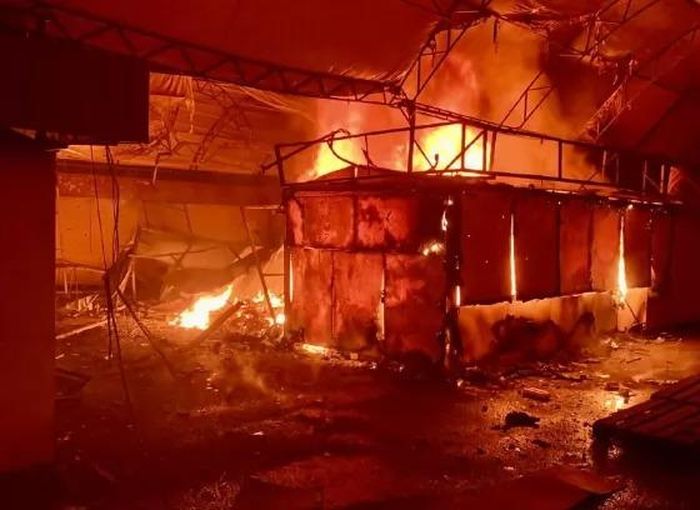 Khu chợ ở Nikopol bốc cháy sau đợt tập kích của Nga. Ảnh: GettyImages