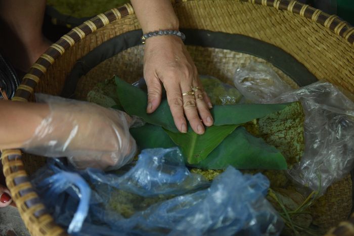 Cốm là món ăn dân dã nhưng cũng sang trọng. Du khách khi tới Hà Nội thường mua vài gói cốm về làm quà.