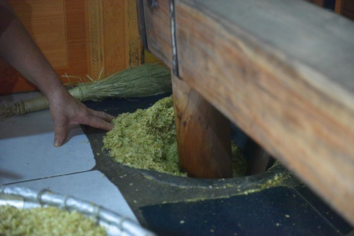Thóc được giã đều và vừa tay khi thấy có trấu thì xúc ra xẩy bỏ trấu rồi lại giã tiếp. Tùy theo độ non của lúa khi gặt mà người giã cốm sẽ ước lượng, trung bình khoảng bảy lần giã là hoàn tất