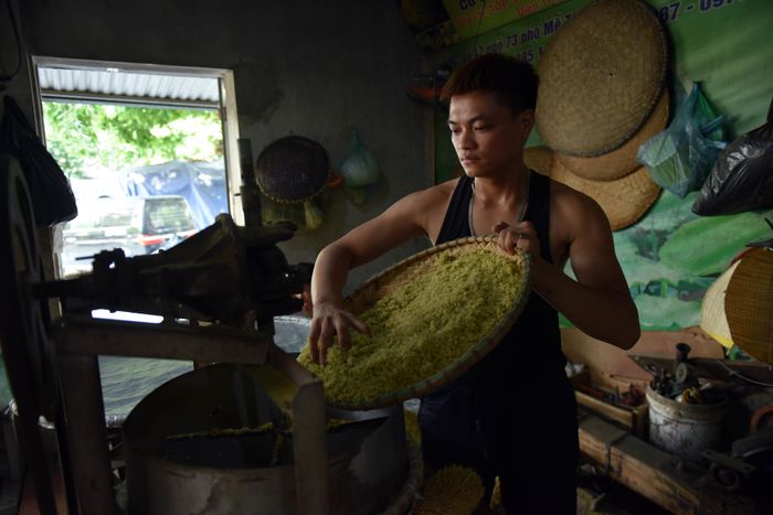 Nét riêng biệt cốm Mễ Trì ở cốm hay để mộc, nguyên chất, không làm màu, màu sắc giữ nguyên của gạo.