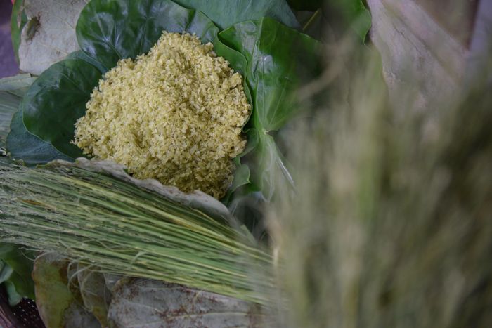 Mùi thơm của lá sen hòa quyện với vị thơm ngọt của cốm tạo nên hương vị đặc biệt hơn cho sản vật này.