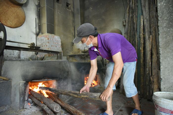 Bếp lò để rang cốm thường phải đắp xỉ than nhưng không đốt than mà dùng củi. Chảo rang cốm thường bằng gang đúc, có như vậy từng hạt cốm khi rang xong không bị cháy, vẫn mềm dẻo và thơm.