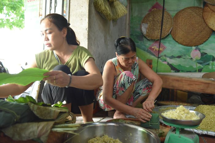 Những hạt cốm sau đó được sàng để bay hết vỏ trấu. Tùy theo độ non của lúa, trung bình giã và sàng sảy từ 5 đến 8 lần mới thành cốm, sạch vỏ hoàn toàn.