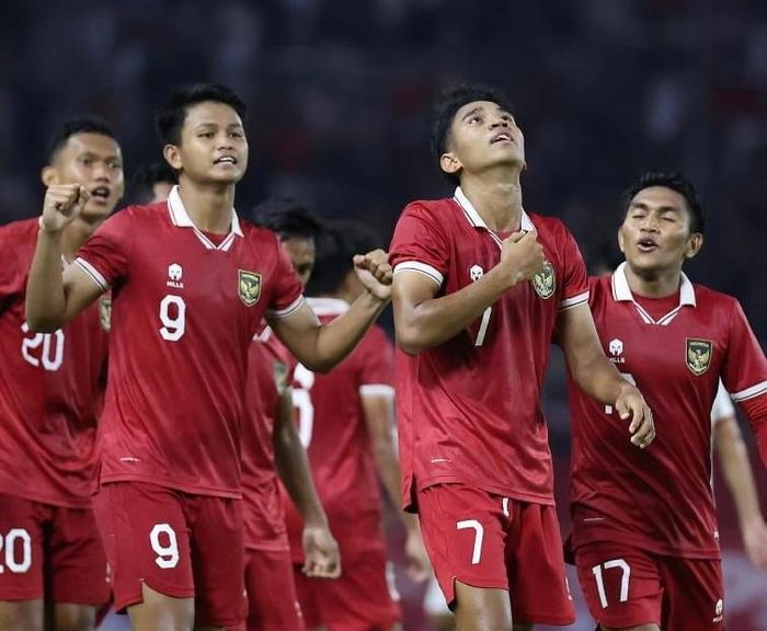 Và sau khi trọng tài thổi còi kết thúc với chiến thắng sát nút 3-2, cầu thủ Indonesia mới thở phào