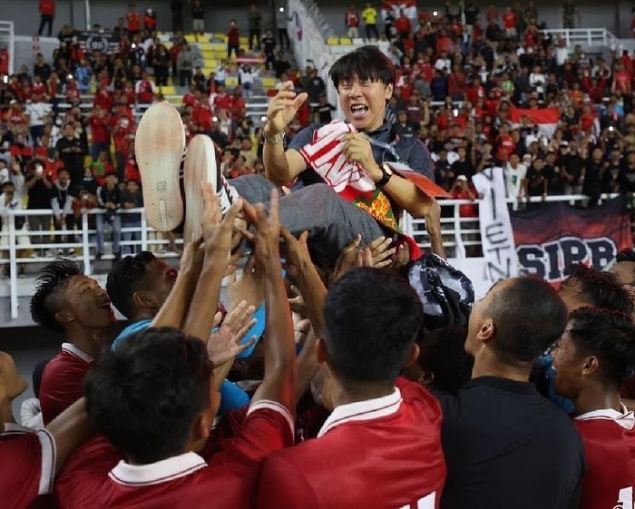 HLV Shin Tae-yong phấn khích khi được học trò tung lên cao, trong lần đầu chiến thắng trước Việt Nam