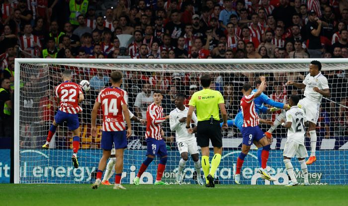  Trước khả năng cầm bóng ấn tượng của đối thủ cùng thành phố, Atletico Madrid chơi bế tắc trên sân nhà và phải nhờ đến sai lầm của thủ môn Thibaut Courtois mới có bàn rút ngắn tỷ số còn 1-2 ở phút 83 do công của Mario Hermoso. 