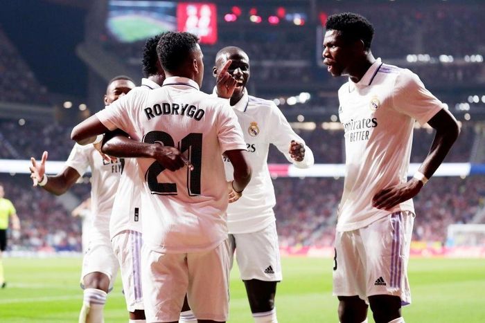  Màn ăn mừng của Vinicius, Rodrygo nhận được sự hưởng ứng từ Tchouameni, Ferland Mendy, David Alaba. Trước đó, Koke đe dọa Vinicius sẽ gặp rắc rối nếu nhảy múa ở sân nhà của Atletico Madrid. Tuy nhiên, dàn cầu thủ Real chẳng hề bận tâm đến lời nói của đội trưởng "Rojiblancos". 