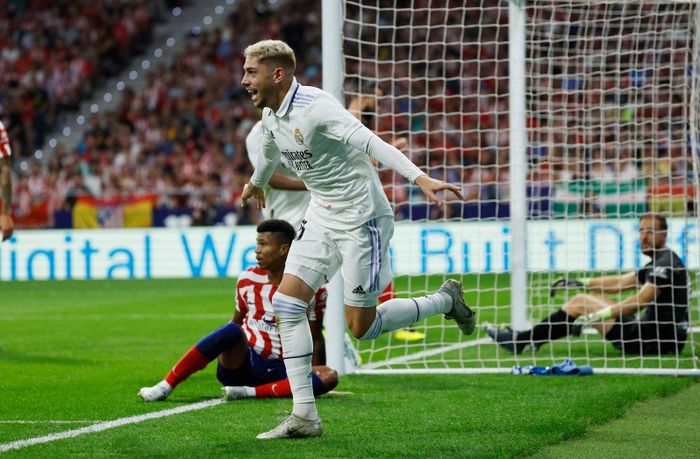  Real Madrid chơi chậm rãi nhưng đầy chắc chắn. Đoàn quân của HLV Carlo Ancelotti chọn thời điểm thích hợp để chuyển trạng thái, từ đó thu về những bàn thắng quan trọng. Phút 36, Federico Valverde đá bồi nhân đôi cách biệt cho đội khách sau cú sút dội cột của Vinicius. 