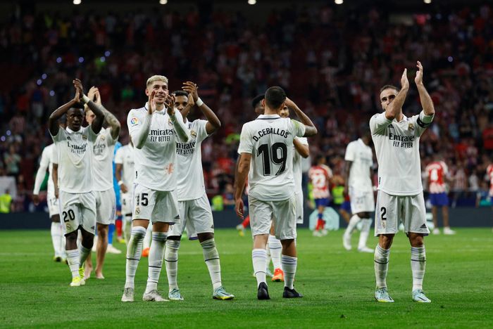 Nỗ lực muộn màng là không đủ để giúp Atletico Madrid giành điểm. Real thắng 2-1 ngay tại Wanda Metropolitano để đòi lại ngôi đầu La Liga từ tay Barcelona. "Los Blancos" là CLB duy nhất trong top 5 giải VĐQG hàng đầu châu Âu duy trì mạch toàn thắng từ đầu mùa giải. 