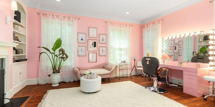  Bên cạnh khu vực chính của phòng ngủ là khu làm việc và một phòng trang điểm với thiết kế màu hồng. 