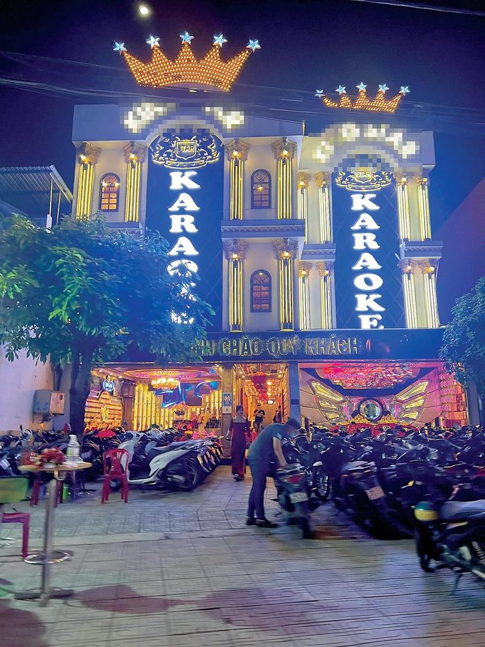 Biển quảng cáo lớn của một số cơ sở karaoke