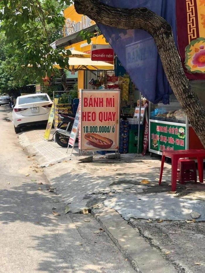 Tuy nhiên thời đại ngày nay những tấm biển thông báo lại được phá cách rất đa dạng với các ngôn từ hài hước, phong phú ai đi qua cũng phải ngoái nhìn.