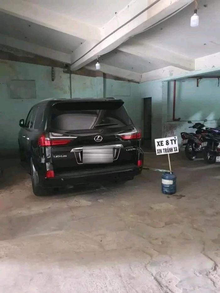 Trong số biển thông báo bình thường, thi thoảng lại xuất hiện những cái biển thông báo "bá đạo" khiến người dân đi đường không thể nhịn được cười, phải nhanh tay rút điện thoại ra chụp lại.