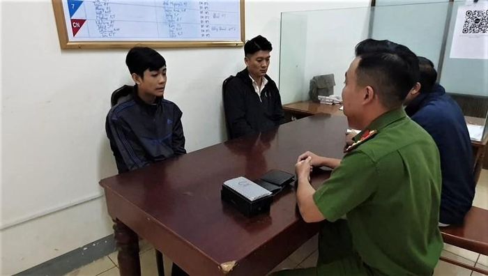 Các đối tượng cướp giật tại cơ quan Công an (ảnh: SĐ).