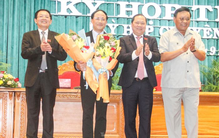 Các đại biểu tặng hoa chúc mừng tân Chủ tịch tỉnh Phạm Anh Tuấn. Ảnh: Trương Định