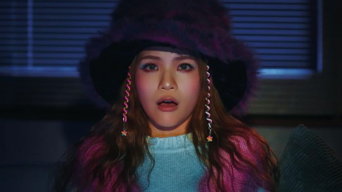 MV đều có thành viên đội mũ lông. 