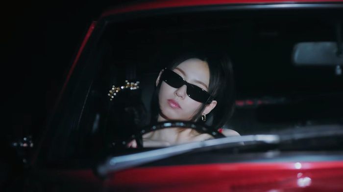 Cảnh lái ôtô trong MV của BlackPink (trái) và MV của COLLAR. 