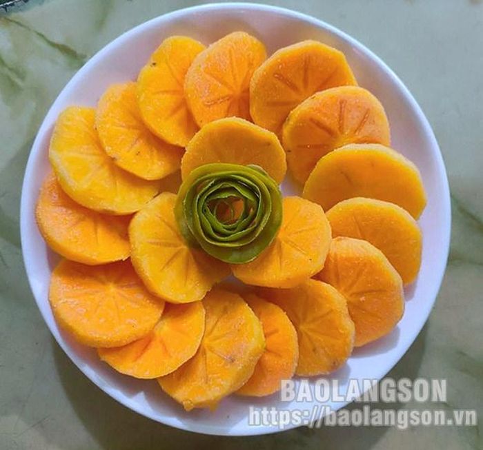 Hiện nay, hồng vành khuyên huyện Văn Lãng được tiêu thụ rộng khắp trên địa bàn các tỉnh như: Hà Nội, Bắc Ninh, Thái Nguyên… Năm 2021, hồng vành khuyên của HTX Sản xuất kinh doanh hồng vành khuyên Nà Mò và và Hợp tác xã Hoàng Việt đã được công nhận là sản phẩm OCOP 4 sao cấp tỉnh