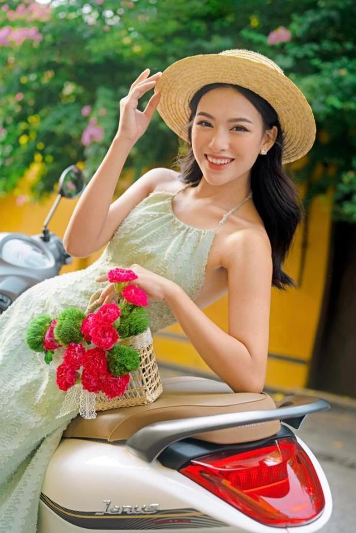 Cô nàng Mỹ Uyên lựa chọn Yamaha Janus là người bạn đồng hành của mình để dạo quanh Hội An