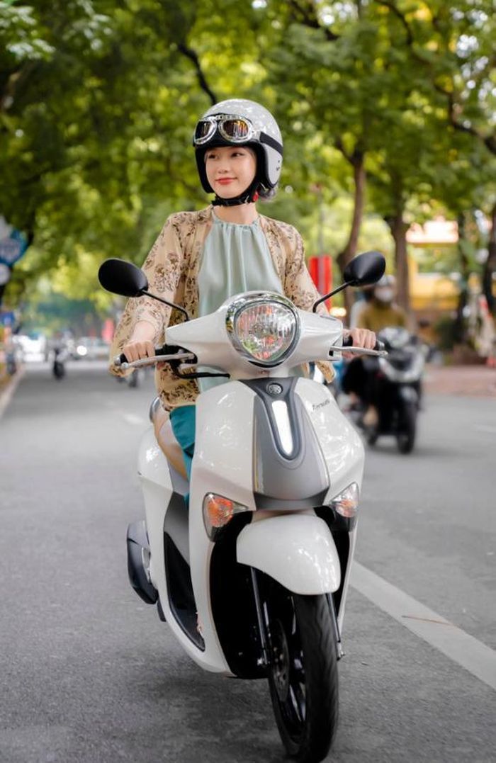 Cô nàng Ly Phạm chọn Yamaha Janus là người bạn đồng hành để dạo quanh Hà Nội