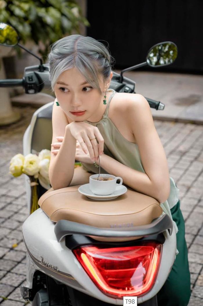 Nhâm nhi một tách trà hoa cúc nóng hổi vào sáng sớm là cách để tận hưởng mùa thu Hà Nội
