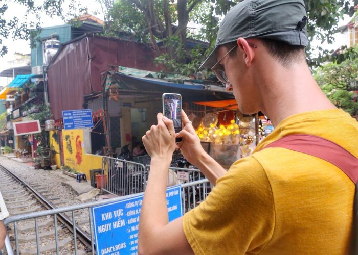 Du khách nước ngoài chỉ được đứng chụp ảnh từ bên ngoài rào chắn. Ảnh: Tuấn Đức - TTXVN