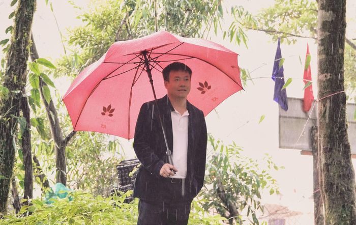 Ông Trần Hoàn - Chủ tịch HĐQT Công ty Cổ phần Sâm Ngọc Linh Kon Tum K5 tại vườn trồng sâm trên núi Ngọc Linh