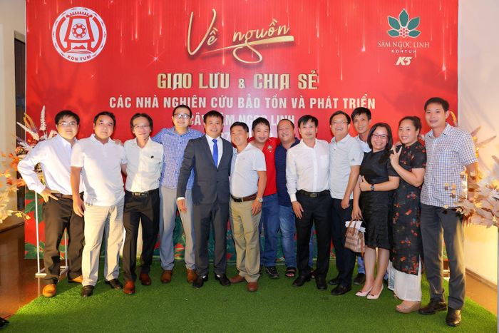Ông Trần Hoàn - Chủ tịch HĐQT Công ty Cổ phần Sâm Ngọc Linh Kon Tum K5 chụp ảnh lưu niệm cùng các cán bộ trong công ty