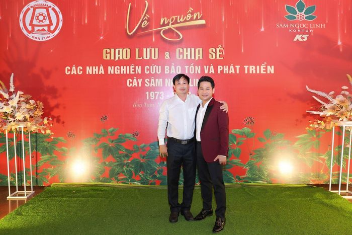 Ông Trần Văn Hảo – Giám đốc Công ty cổ phần Sâm Ngọc Linh Kon Tum chụp ảnh cùng ca sĩ Trọng Tấn 