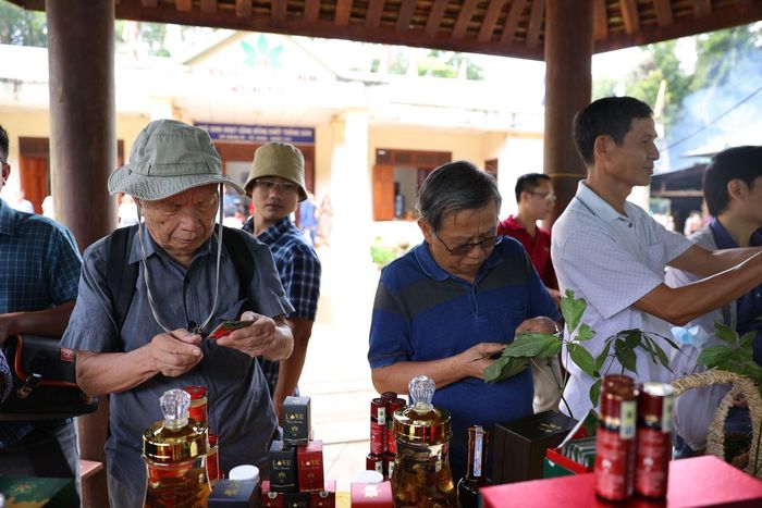 Các nhà nghiên cứu và quan khách tham quan các sản phẩm làm từ Sâm Ngọc Linh Kon Tum K5
