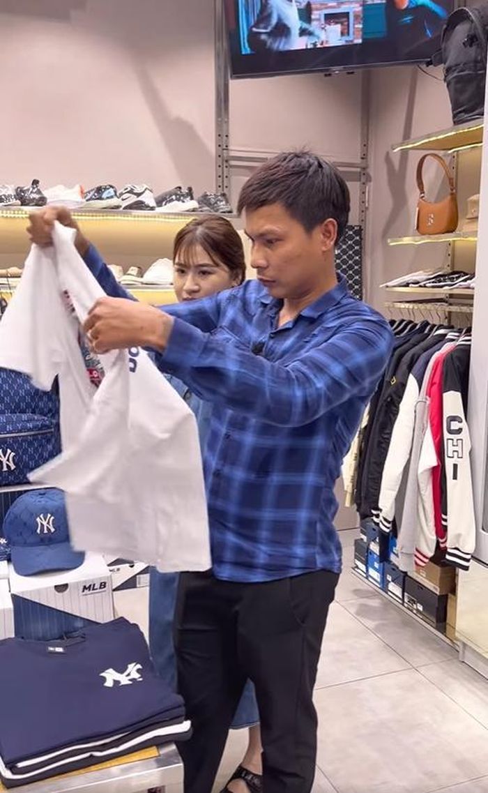 Sau khi có thu nhập khấm khá, hiện tượng mạng Lộc Fuho không chỉ xây nhà mới, tậu xế sang, mà mới đây nhất còn quyết tâm “chơi lớn”, dẫn vợ đi mua sắm đồ hiệu đắt đỏ.