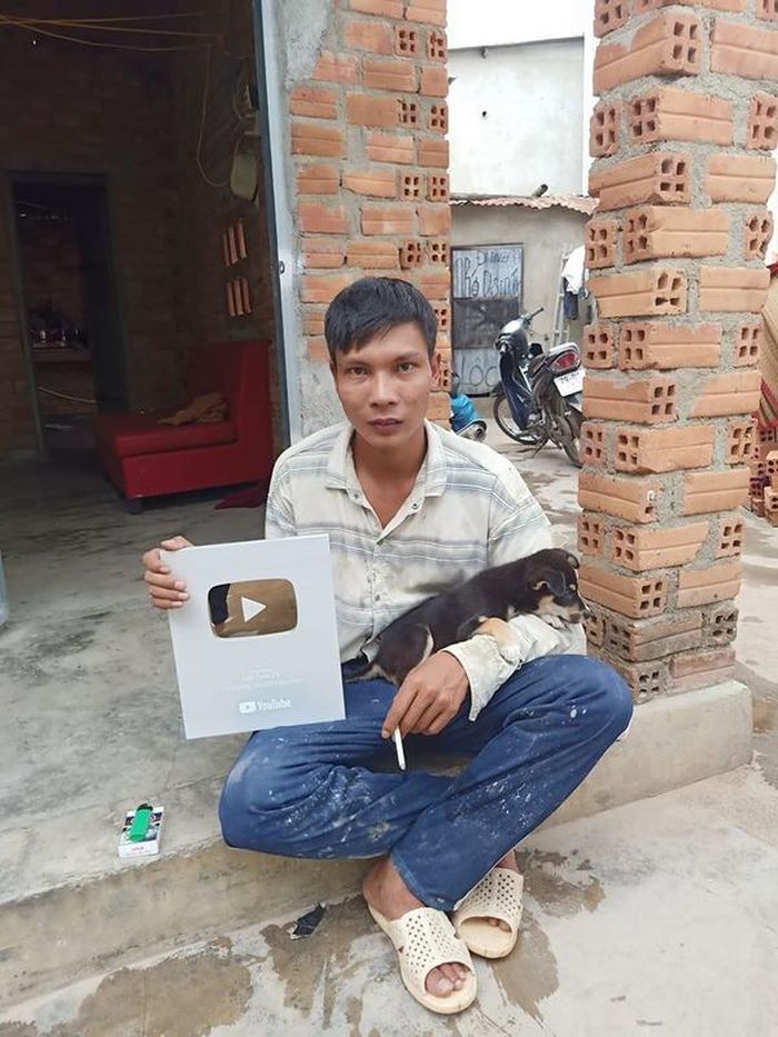 “Đội cái mũ này lên Thủy, quá đẹp luôn trời” - anh không ngại khen vợ trước mặt mọi người. Có lẽ chính vì sự yêu chiều đó nên Kim Thủy - vợ Lộc Fuho hay làm nũng với chồng: “Anh bảo anh mua cho em hết nên em thích hết”.