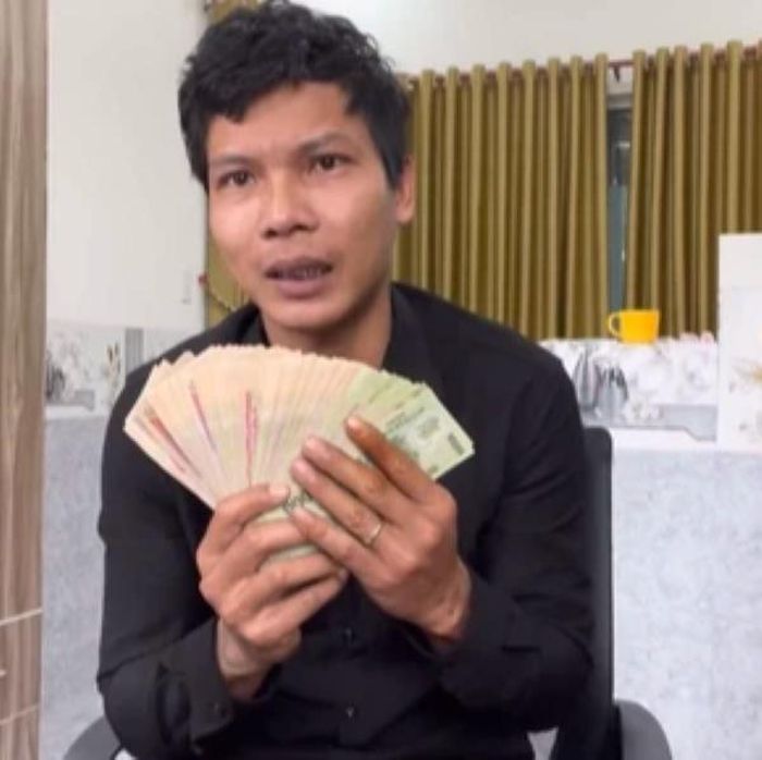 Nổi lên như một hiện tượng mạng vào năm 2017, đến nay, Lộc Fuho vẫn là cái tên hot, được nhiều người quan tâm. Từ chàng trai nghèo làm nghề phụ hồ, cuộc sống của anh thật sự sang trang mới khi rẽ hướng livestream, sáng tạo nội dung trên các nền tảng mạng xã hội.