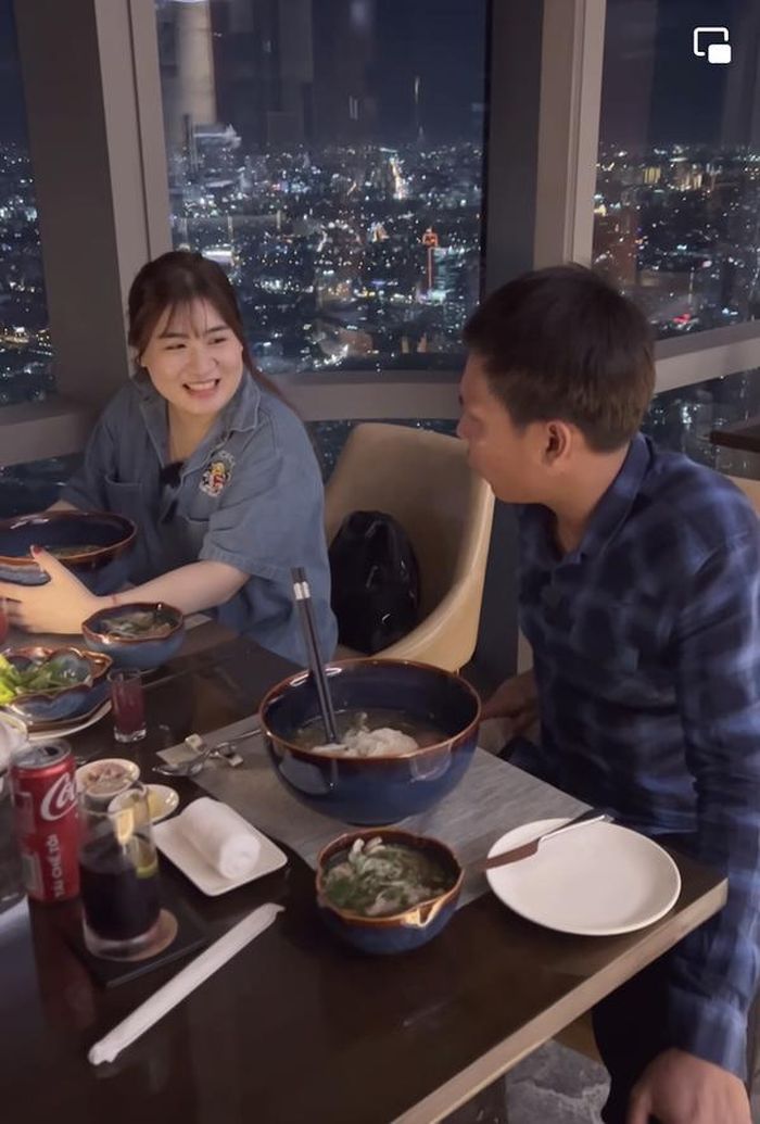 Mở đầu video, anh chàng Youtuber chia sẻ rất chân thật rằng muốn dẫn vợ đi mua sắm và ăn tô phở gần 1 triệu đồng xem cảm giác như thế nào. Bởi anh thấy trên mạng mọi người khoe được thưởng thức những điều xa xỉ này rất nhiều nhưng bản thân và vợ thì chưa từng thử qua.