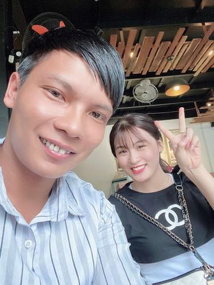 Đến khi thanh toán, nhìn thấy loạt túi đồ hiệu trải dài trên quầy thu ngân, nhiều người không khỏi choáng ngợp vì độ chịu chi của Lộc Fuho trong lần mua sắm này. “Tính ra cũng 3 tháng đi phụ hồ chứ cũng không ít đâu nha mọi người, còn đâu tính ra xi măng thì phải 3.000 bao, xây được cả cái biệt thự luôn rồi" - anh tiết lộ thêm về “tổng thiệt hại”.