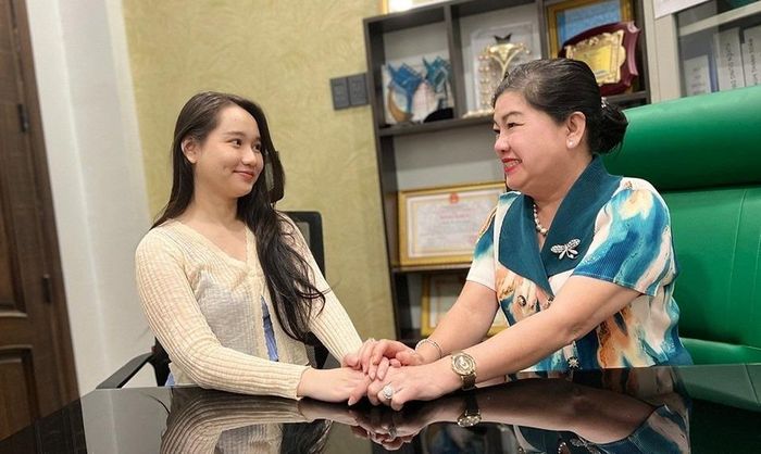 Trúc Anh trong buổi xin lỗi bà Dung Bình Dương chiều 19/9. Ảnh: NVCC.