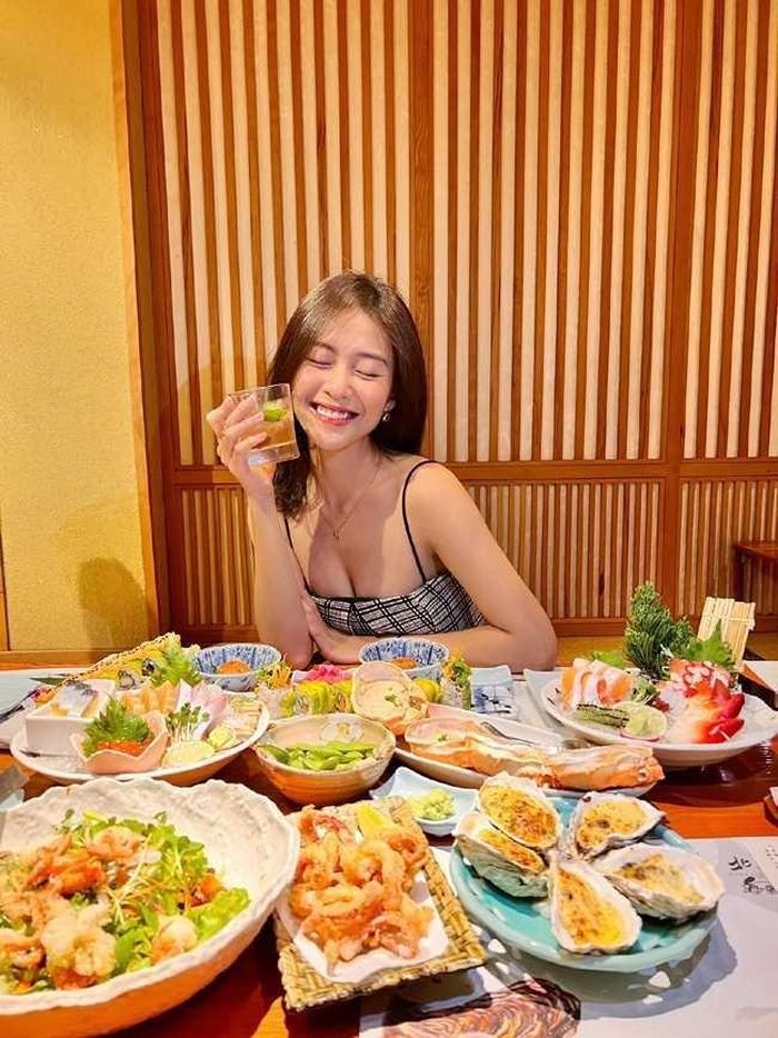 Bên cạnh vòng eo thon nhỏ, vòng một nảy nở hơn của Khả Ngân cũng làm sắc vóc của cô nàng gợi cảm hơn.