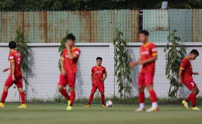Quang Hải về Việt Nam vào tối ngày 19/9. Chiều nay, Quang Hải có buổi tập đầu tiên cùng tuyển Việt Nam.