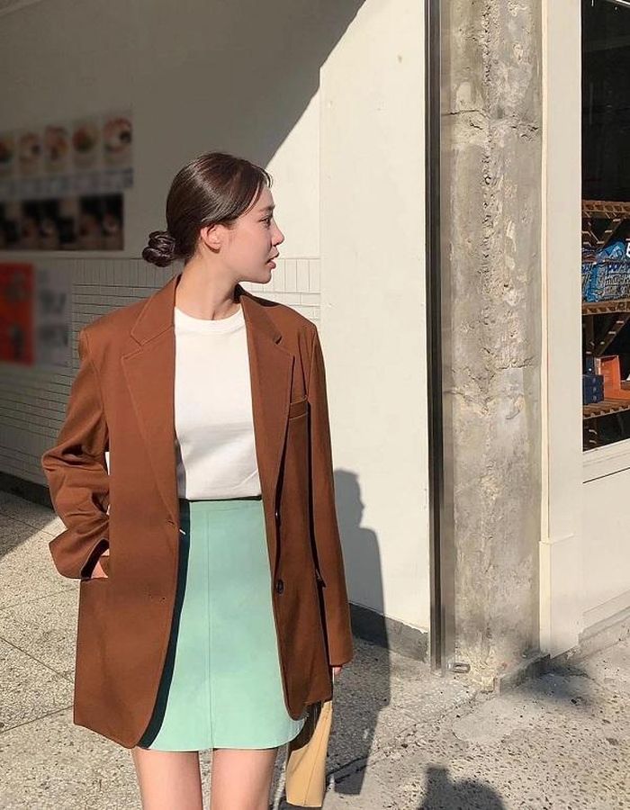 Để đảm bảo tính thẩm mỹ cho set đồ, các quý cô chú ý chọn áo blazer và chân váy có màu sắc hài hòa với nhau.