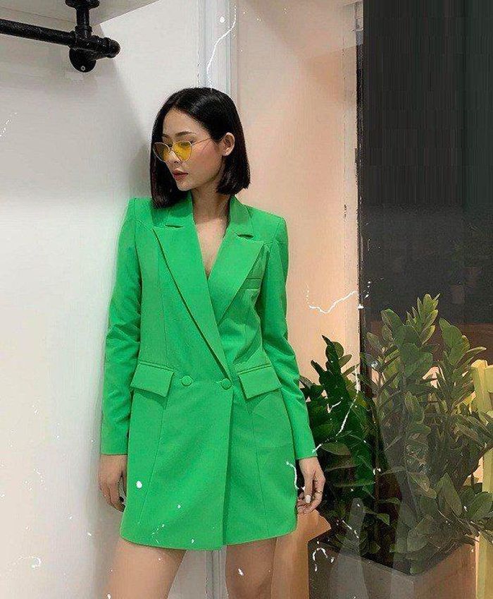 Chị em có thể diện kiểu áo blazer có màu sắc tươi sáng, nổi bật để thêm phần trẻ trung.