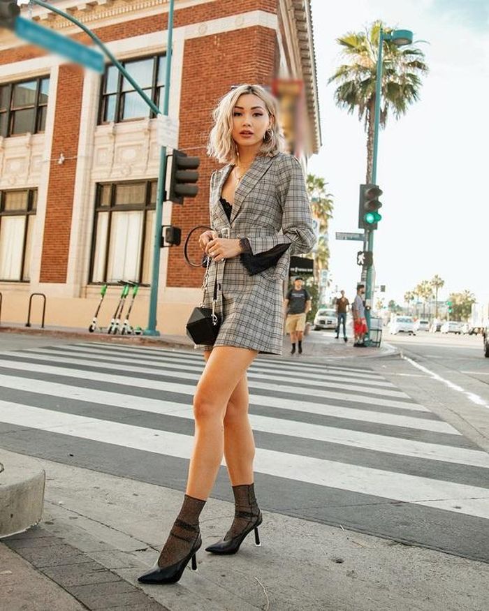 Diện áo blazer theo kiểu giấu quần sẽ giúp người mặc trông cao ráo và gợi cảm hơn.