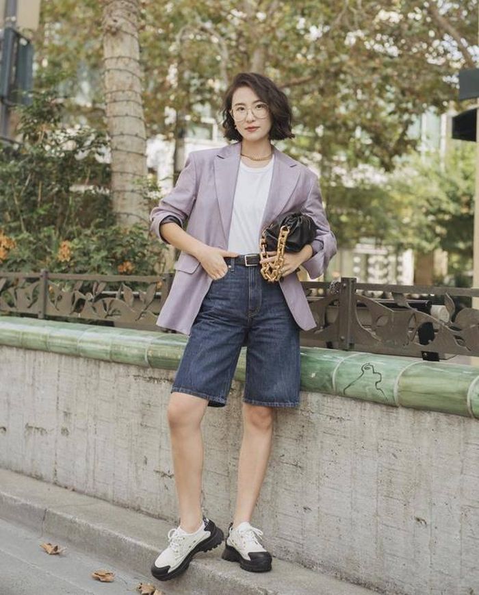 Quần short jeans có thể bắt cặp cùng áo blazer một cách hết sức hài hòa.