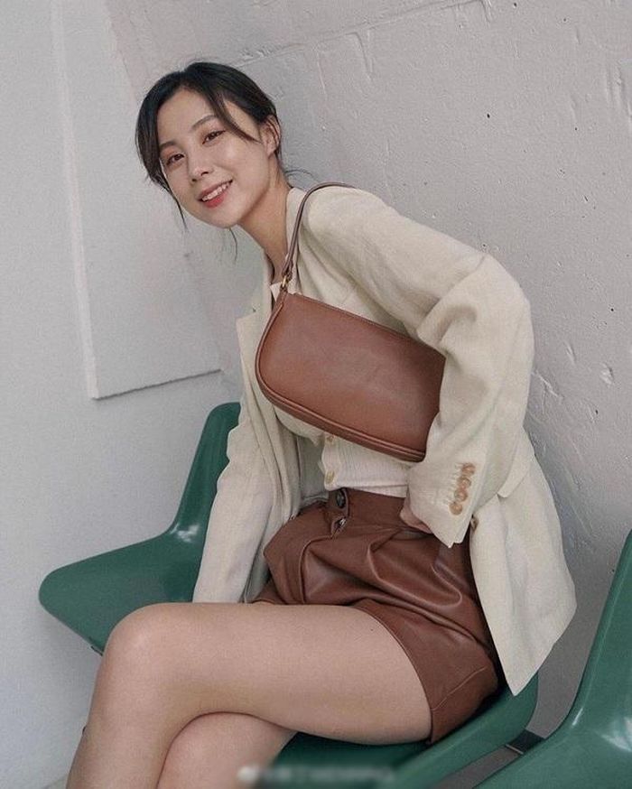 Các quý cô tùy ý chọn mẫu quần short mình yêu thích để diện với áo blazer.
