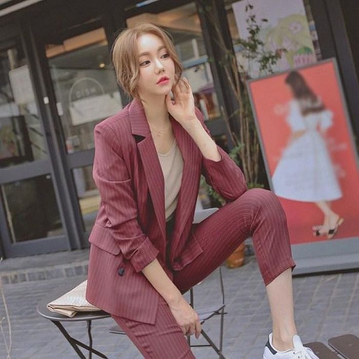 Khi không có thời gian phối đồ, các cô gái hãy cân nhắc đến một set đồ đồng bộ gồm áo blazer và quần âu có họa tiết kẻ sọc.